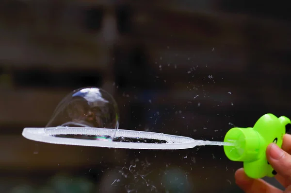 Primo piano di una bolla di sapone su uno sfondo sfocato — Foto Stock