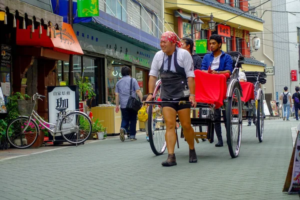 Tokyo, Japonya Haziran 28-2017: turist rides bir çekçek Sensoji Asakusa Kannon Tapınağı, Tokyo, Japonya. Rickshaws bir turistik Asakusa bölgedeki Tokyo bulunmaktadır
