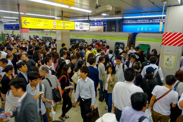 Tokyo, japan - circa mei 2014: passagiers haast op ikebukuro station in Tokio, japan. ikebukuru is de tweede drukste spoorwegstation in de wereld — Stockfoto