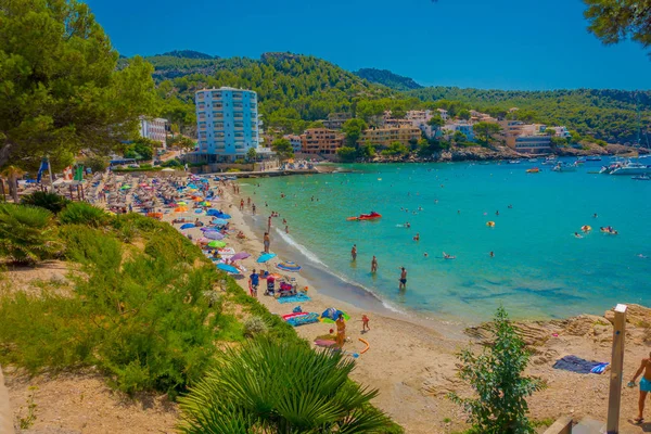 Güzel güneşli bir günde Sant karaağaç, Majorca, İspanya'da hava zevk insanlarla güzel bir mavi su ile