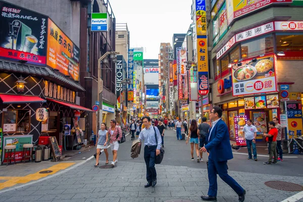 TOKYO, JAPÃO JUNHO 28 - 2017: Multidão de pessoas caminhando e desfrutando do belo e famoso bairro das luzes vermelhas Kabukicho, circundante de grandes edifícios e anúncios, localizado em Tóquio — Fotografia de Stock