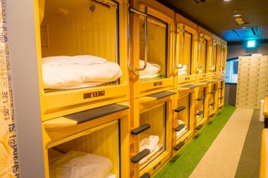 Tokyo, Japonya Haziran 28-2017: şehir merkezinde kapsül otelinin iç görünüm. Kapsül otel daha az pahalı Tokyo'da çok ünlü yapılardır