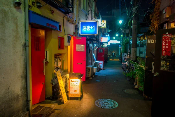 東京都 6 月 28-2017: 新宿ゴールデン街の伝統的な裏通りバー。ゴールデン街は、200 の小さなバーと 20 世紀の雰囲気、都内に 6 の小さな路地で構成されています — ストック写真