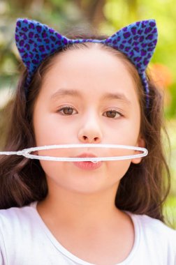 Sabun köpüğü bir yaz niteliğine oynamaktan mutlu küçük gril portresi