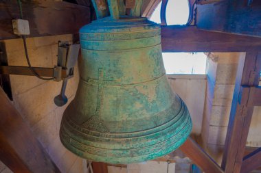 Palma De Mallorca, İspanya - 18 Ağustos 2017: Palma de Mallorca, İspanya'da bulunan Bina içinde yeşil bir çan olan Aziz Eulalia katedral kilise kapalı görünüm