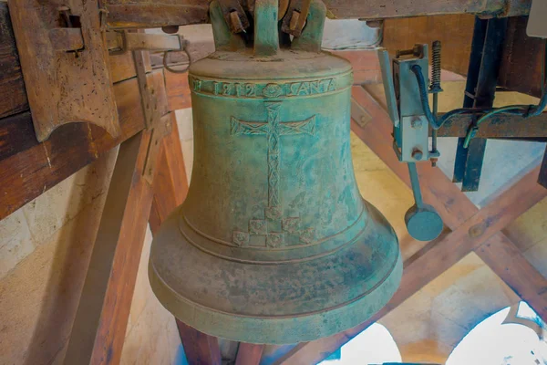 PALMA DE MALLORCA, ESPAÑA - 18 AGOSTO 2017: Vista interior de la Catedral de Santa Eulalia con una campana verde en el interior del edificio, situado en Palma de Mallorca, España — Foto de Stock