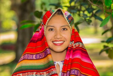 Quito, Ekvator - Ağustos, 30 2017: renkli battaniye parkta başı kapsayan tipik and kıyafetlerle belirsiz genç yerli kadın