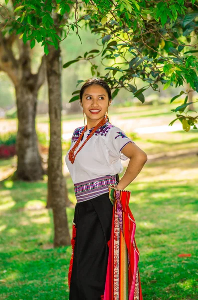 Κίτο, Εκουαδόρ - 30 Αυγούστου 2017: Αγνώστων αυτόχθονες κοπέλα φορώντας μια χαρακτηριστική των Άνδεων ρούχα, κρατώντας στο χέρι της ένα πολύχρωμο κουβέρτα στο πάρκο — Φωτογραφία Αρχείου