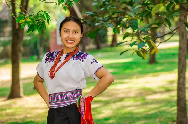 Quito, Ekvator - Ağustos, 30 2017: renkli battaniye parkta elinde tutan tipik and kıyafetlerle belirsiz genç yerli kadın