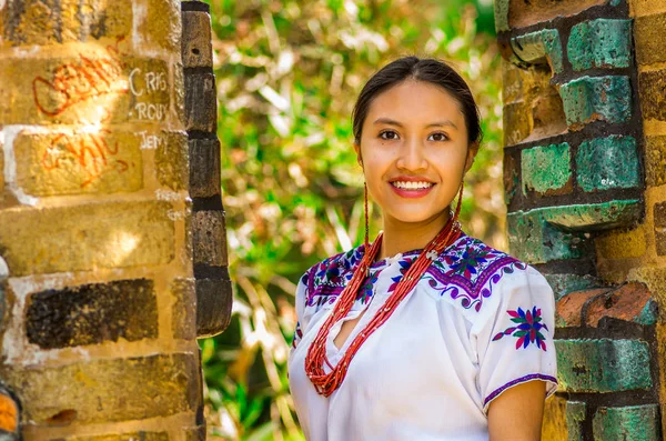 キト, エクアドル - 2017 年 8 月 30 日: 女性の肖像若い先住民典型的なアンデスの服を着て、公園内の古い壁の前にカメラのためにポーズ — ストック写真