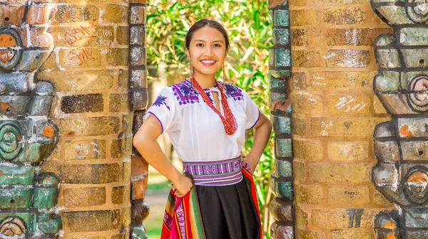 Quito, Ekvator - Ağustos, 30 2017: onun elinde renkli battaniye tutan bir tipik and elbiseler giymiş genç yerli kadın