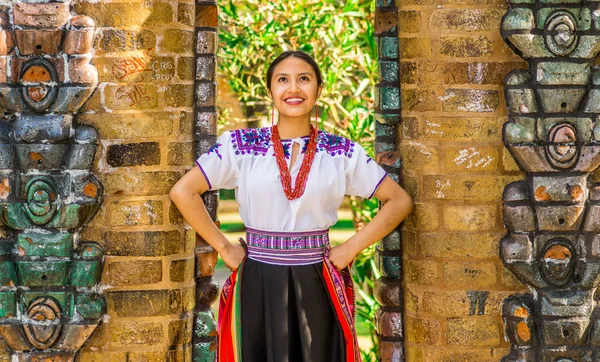 QUITO, ECUADOR - 30 AGOSTO 2017: Joven indígena vestida con una típica ropa andina, sosteniendo en su mano una manta colorida —  Fotos de Stock