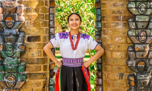 Quito, ecuador - 30. August 2017: junge indigene Frau in typischer andinischer Kleidung, in der Hand eine bunte Decke — Stockfoto