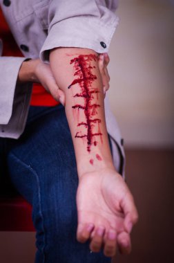 Kolunu kanama, bulanık bir arka plan ile bir genç depresif kadın yakın çekim