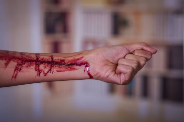 Kolunu kanama, bulanık bir arka plan ile bir genç depresif kadın yakın çekim