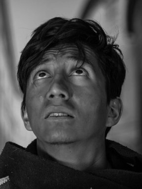 İsteyen yakışıklı evsiz genç bir adamın sokaklarda, yakın gökyüzünde arka plan bulanık