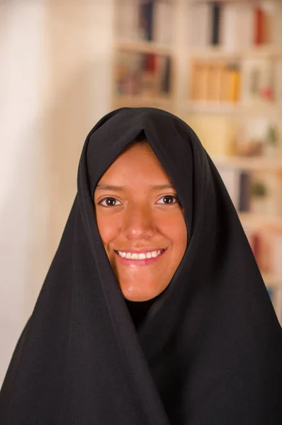 Porträt eines schönen lächelnden muslimischen Mädchens, das einen Hijab vor verschwommenem Hintergrund trägt — Stockfoto