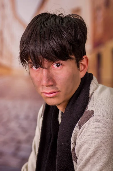 Portrait of a homeless young man in the streets, in a blurred background — Stock Photo, Image