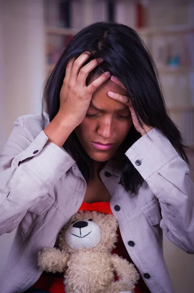 Portrait d'un adolescent déprimé assis la tête dans les mains, stressé jeune femme triste ayant des problèmes mentaux, se sentant mal, besoin d'aide psychologique, jeune fille accro au cœur brisé expérience — Photo