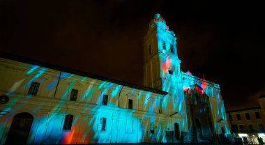 Quito, Ekvator Pichincha - 9 Ağustos 2017: gösteri, kilise Santo Domingo, mavi bir ışık cephesinde Quito ışık Festivali sırasında öngörülen ışıkları kapat