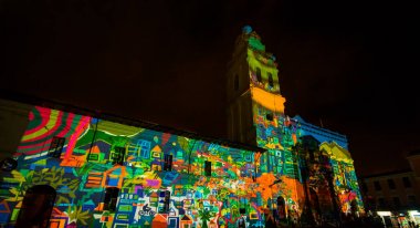Quito, Ekvator Pichincha - 9 Ağustos 2017: gösteri, kilise Santo Domingo, renkli çiçek proyected, in cephesinde Quito ışık Festivali sırasında öngörülen ışıkları kapat