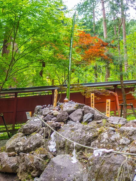 Tokio, Japón - 24 de agosto de 2017: Acercamiento de una carta japonesa en un palo sobre una roca, en Gion Matsuri es el festival más popular de Japón, que se celebra anualmente en Kyoto —  Fotos de Stock