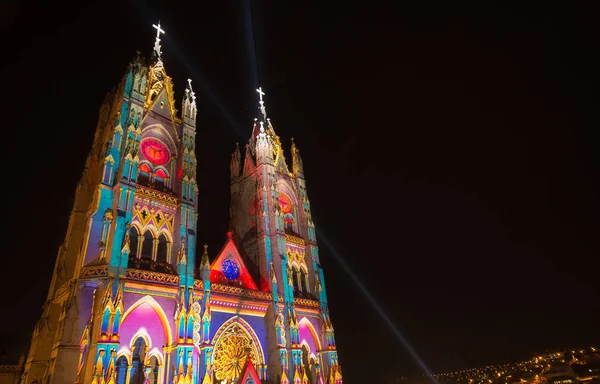 QUITO, ECUADOR - 9 AGOSTO 2017: Splendida veduta notturna della Basilica del Voto Nazionale in stile neogotico illuminata da luci colorate durante il festival della luce di Quito — Foto Stock