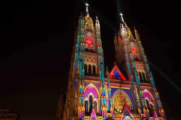 QUITO, ECUADOR - 9 de agosto de 2017: Hermosa vista en la noche del estilo neogótico Basílica del Voto Nacional iluminada con luces de colores durante el festival de luz de Quito — Foto de Stock