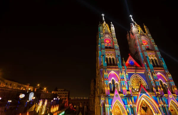 QUITO, ECUADOR - 9 de agosto de 2017: Hermosa vista en la noche del estilo neogótico Basílica del Voto Nacional iluminada con luces de colores durante el festival de luz de Quito — Foto de Stock
