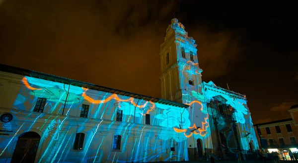 Quito, Ekvator Pichincha - 9 Ağustos 2017: gösteri, kilise Santo Domingo, mavi bir ışık cephesinde Quito ışık Festivali sırasında öngörülen ışıkları kapat