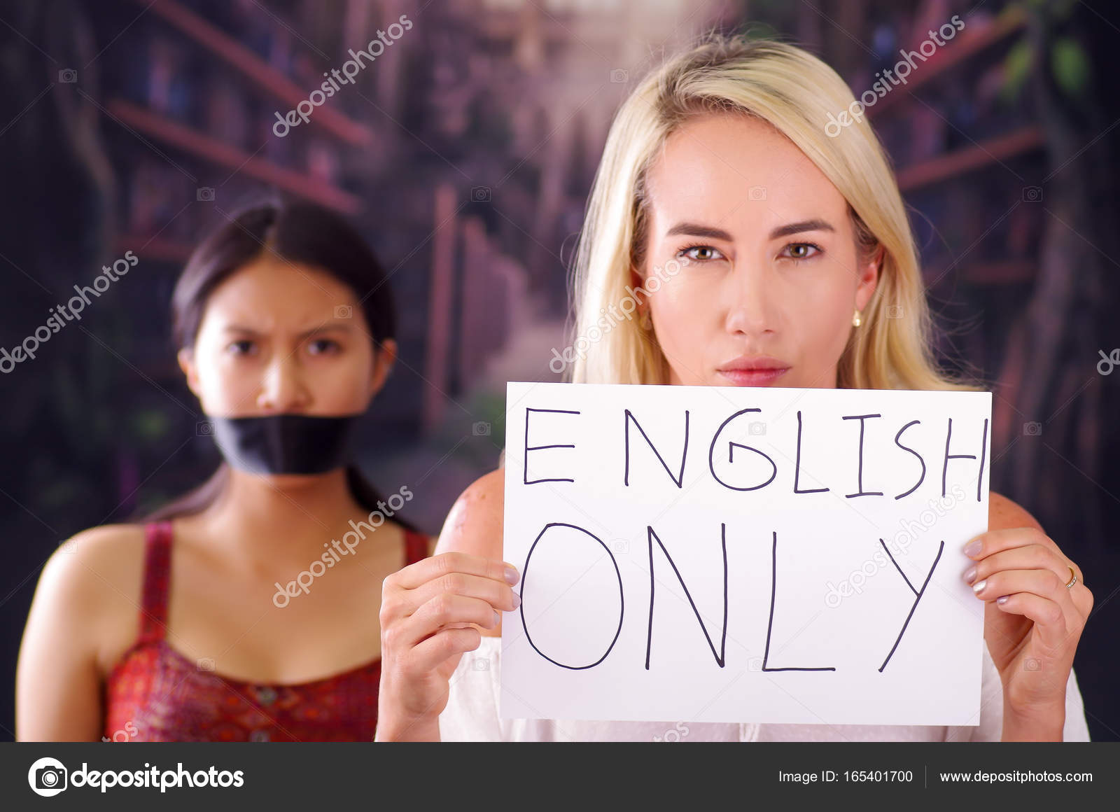 Giovane pazzo americana donna bionda che tiene un pezzo di carta con ... Descrizione di una foto in inglese