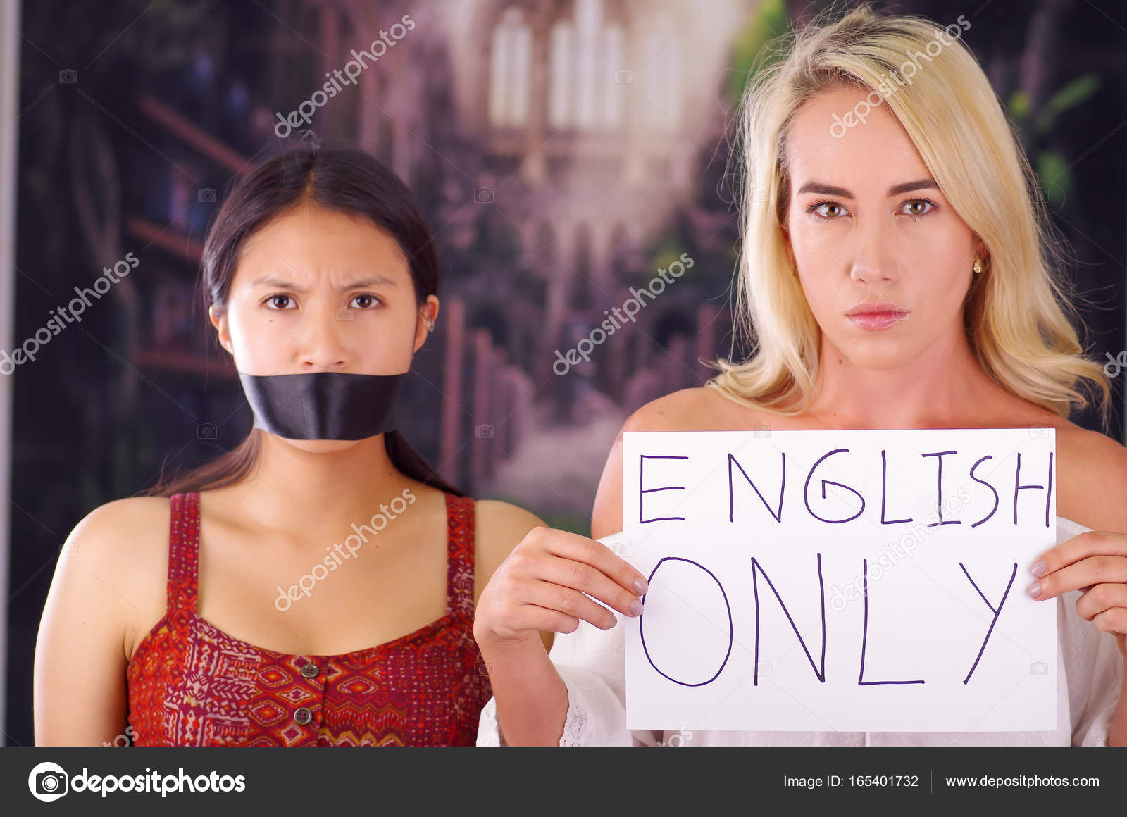 Giovane pazzo americana donna bionda che tiene un pezzo di carta con ... Descrizione di una foto in inglese