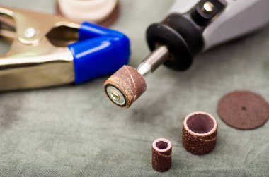 Gri bir matkap aksesuarları gri arka plan üzerinde delme ile