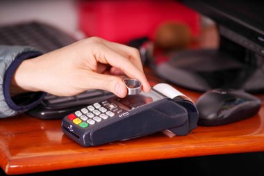 Ödeme akıllı bir ring kullanarak yeni teknoloji ile modern ödeme satın almak ve satmak ürünler hizmet ahşap bir masa üzerinde