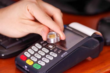 Yakın ödeme çip ile akıllı bir ring kullanarak yeni teknoloji ile modern bir ödeme satın almak ve satmak ürünler hizmet ahşap bir masa üzerinde