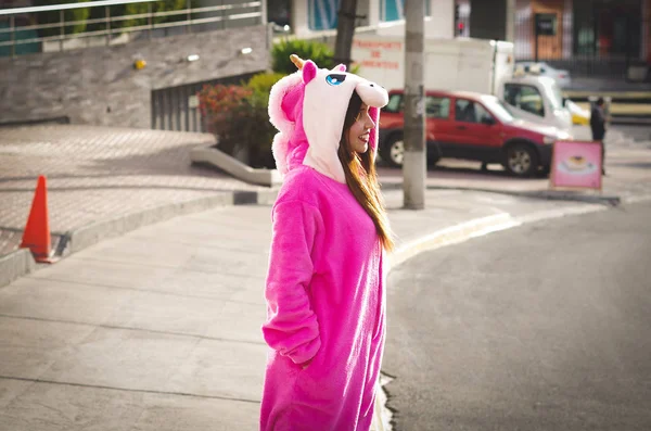 Primer plano de una hermosa joven sonriente vestida con un traje de unicornio, al aire libre en la ciudad de Quito —  Fotos de Stock