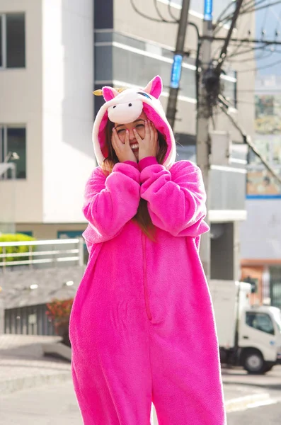 Close up van een mooie lachende jonge vrouw draagt een Roze Eenhoorn kostuum, in de open lucht in de stad van Quito — Stockfoto