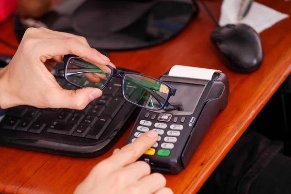Yeni teknoloji ile modern ödeme ödemeler çip ile akıllı bir gözlükle ve datafast botton basarak satın almak ve satmak ürünler hizmet üzerinde ahşap bir masa, üstten görünüm