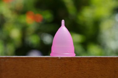 Kadın hijyen ürün - ahşap bir yapı üzerinde adet Kupası