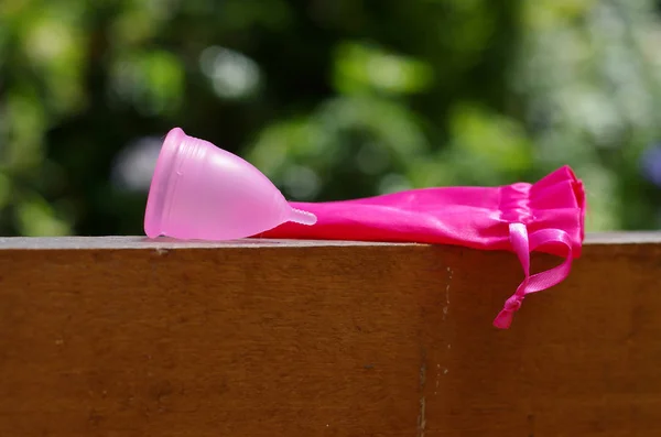 Primer plano de la copa menstrual con bolsa de algodón, en un fondo borroso —  Fotos de Stock