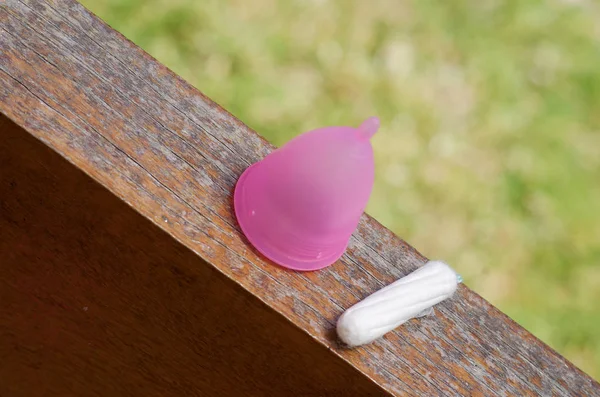 女性の衛生用品 - 背景をぼかして、綿のタンポンと木造の構造上月経カップ — ストック写真