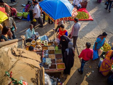 Jaipur, Hindistan - 25 Ağustos 2017: Hintli kadınların havadan görünümü çeşitli gıda Jaipur, Hindistan sokaklarda satıyor. Hindistan'da yoksul kadınlar genellikle küçük nakit gelir kazanmak için sebze satmak