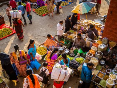 Jaipur, Hindistan - 25 Ağustos 2017: Hintli kadınların havadan görünümü çeşitli gıda Jaipur, Hindistan sokaklarda satıyor. Hindistan'da yoksul kadınlar genellikle küçük nakit gelir kazanmak için sebze satmak