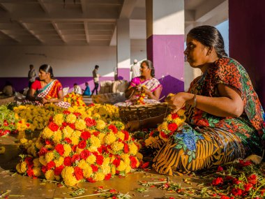 Bangalore, Hindistan - 06 Haziran 2017: Çiçek satıcıları Kr Market Bangalore. Bangalore, Hindistan
