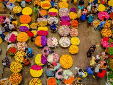 Bangalore, Hindistan - 06 Haziran 2017: Çiçek satıcıları Kr Market Bangalore. Bangalore, Hindistan
