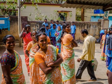Delhi, Hindistan - 04 Ağustos 2017: Tanımlanamayan okul çocukları Delhi, Hindistan ziyaret edin. Hindistan ilk Bahçe-mezar Humayuns mezar oldu