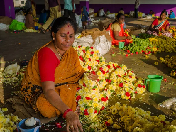 Bangalore, Hindistan - 06 Haziran 2017: Çiçek satıcıları Kr Market Bangalore. Bangalore, Hindistan