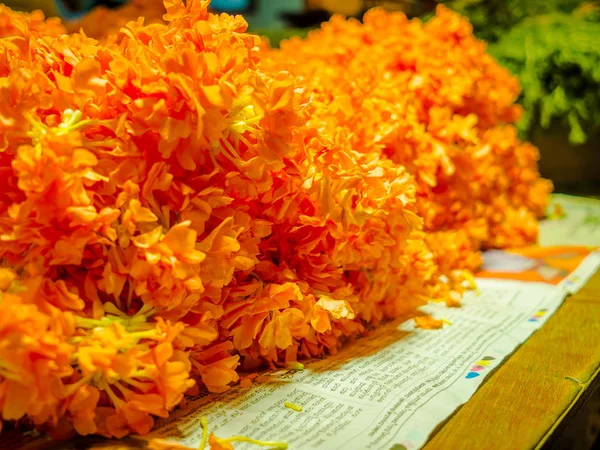 Close up of a yellow flowers at KR Market in Bangalore. in Bangalore, India — Stock Photo, Image