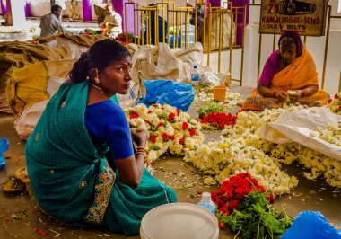 Bangalore, Hindistan - 06 Haziran 2017: Çiçek satıcıları Kr Market Bangalore. Bangalore, Hindistan