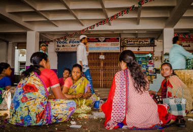 Bangalore, Hindistan - 06 Haziran 2017: Çiçek satıcıları Kr Market Bangalore. Bangalore, Hindistan